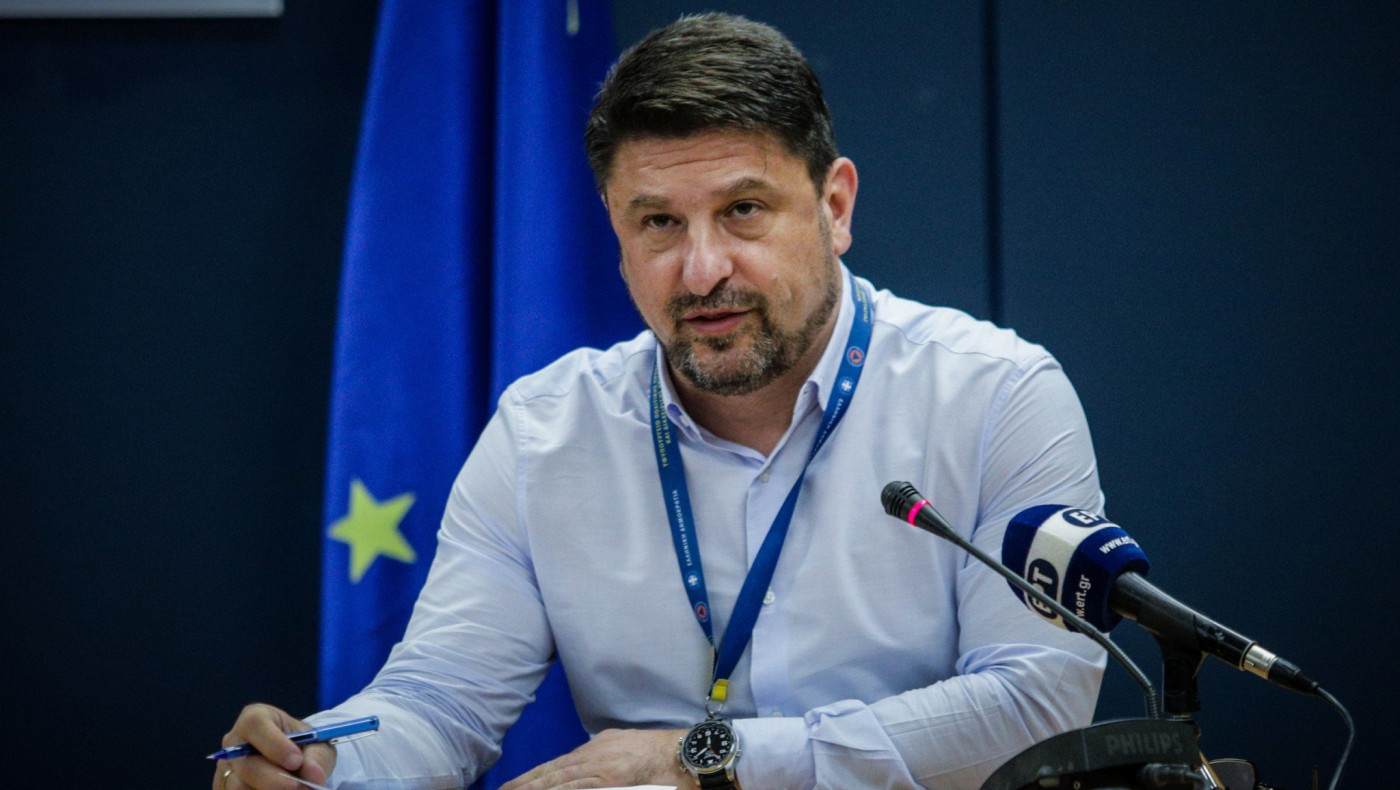 Νέο «καμπανάκι» Χαρδαλιά για τον συνωστισμό στις πλατείες: «Διακινδυνεύουμε τις ζωές μας»