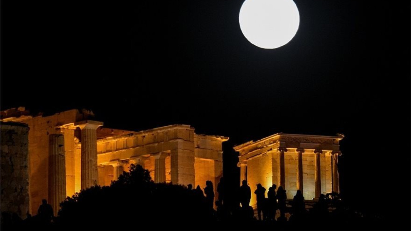 Εντυπωσιακές εικόνες από την τελευταία υπερπανσέληνο του 2020