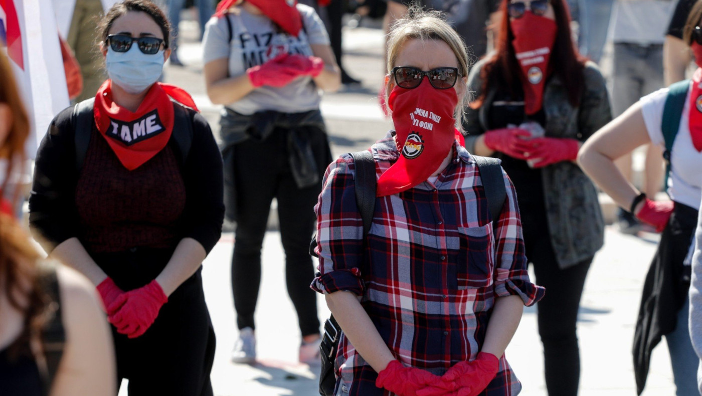 «Βολές» Έλενας Ακρίτα κατά Χαρδαλιά με φόντο τη συγκέντρωση του ΠΑΜΕ