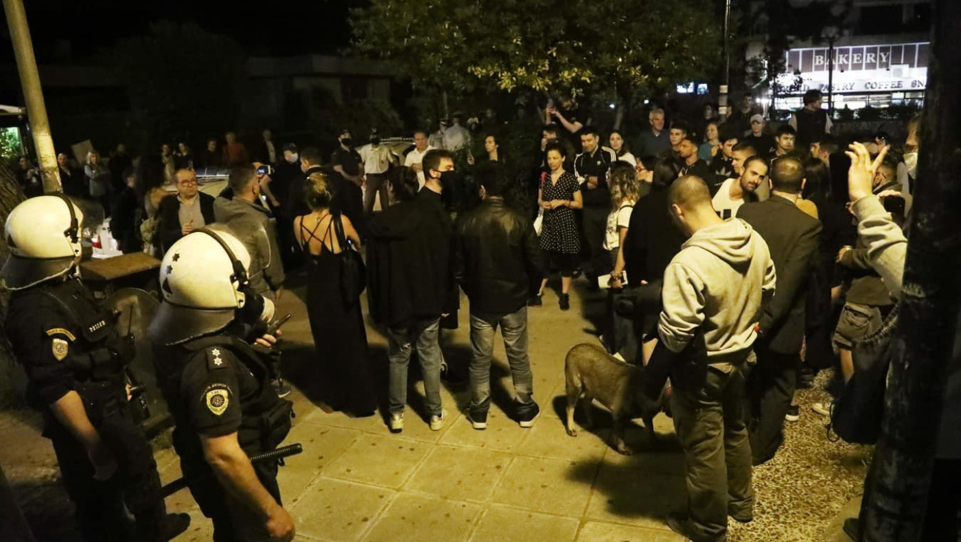 Ένταση ξανά: Πάνω από 200 άτομα στην πλατεία Αγίου Ιωάννου!