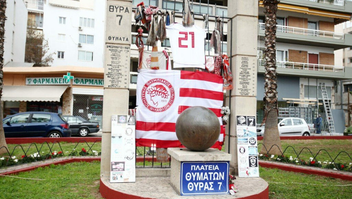 Έσπασαν το μνημείο των θυμάτων της Θύρας 7