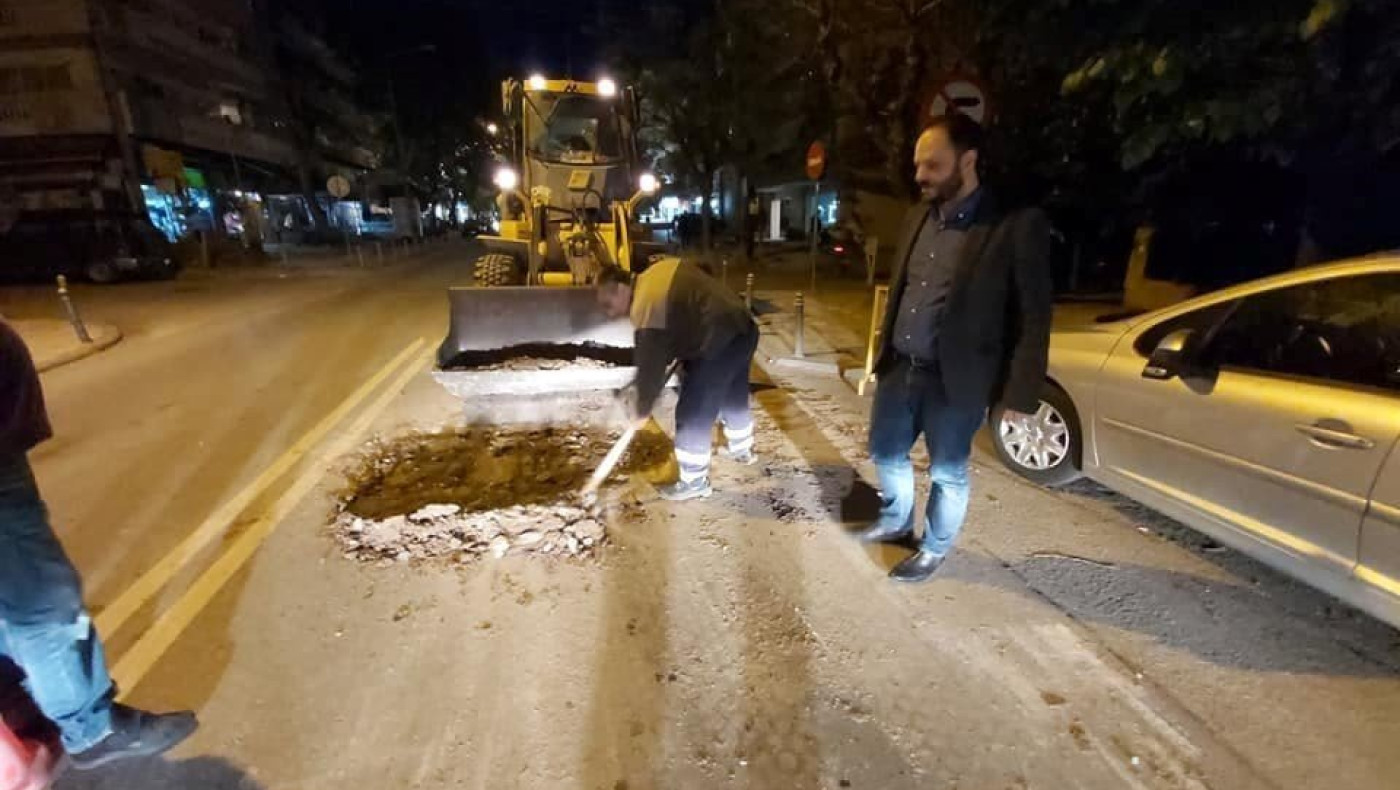 Tεράστια τρύπα σε δρόμο της Καλαμαριάς