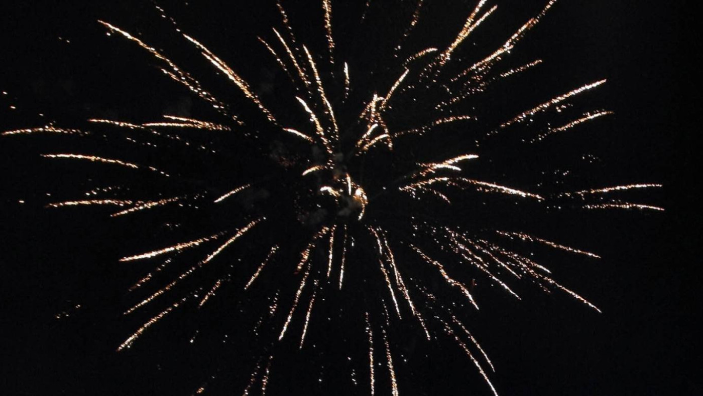 Γιόρτασαν με βεγγαλικά το τέλος της καραντίνας