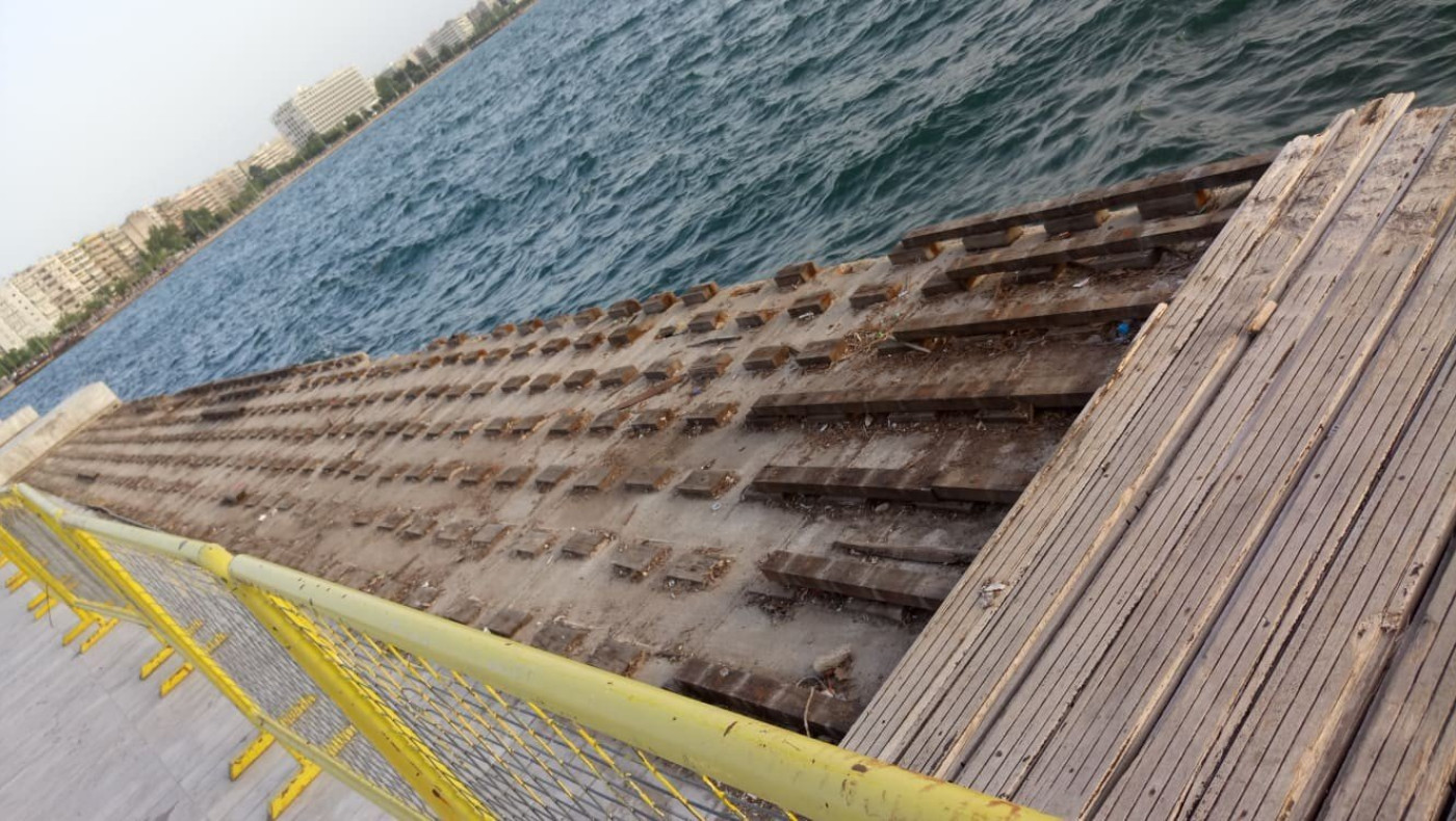 Αλλάζει το ξύλινο δάπεδο στη Νέα Παραλία ο δήμος Θεσσαλονίκης