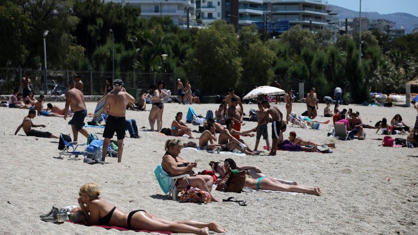 Εικόνες... προ κορωνοϊού: Γέμισαν οι παραλίες της Αθήνας
