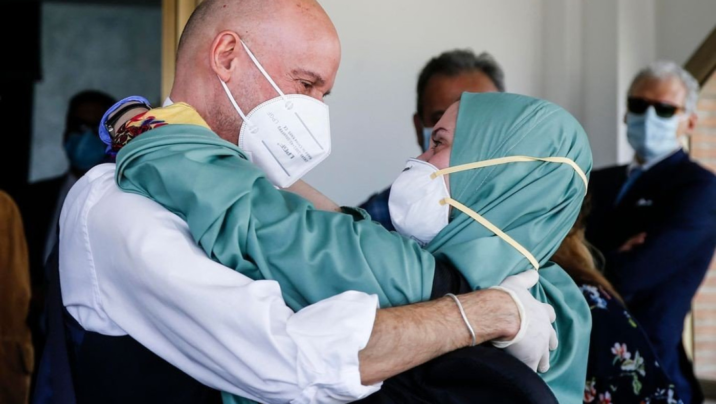 Ρίγη συγκίνησης: Επέστρεψε στην Ιταλία η όμηρος Σίλβια Ρομάνο