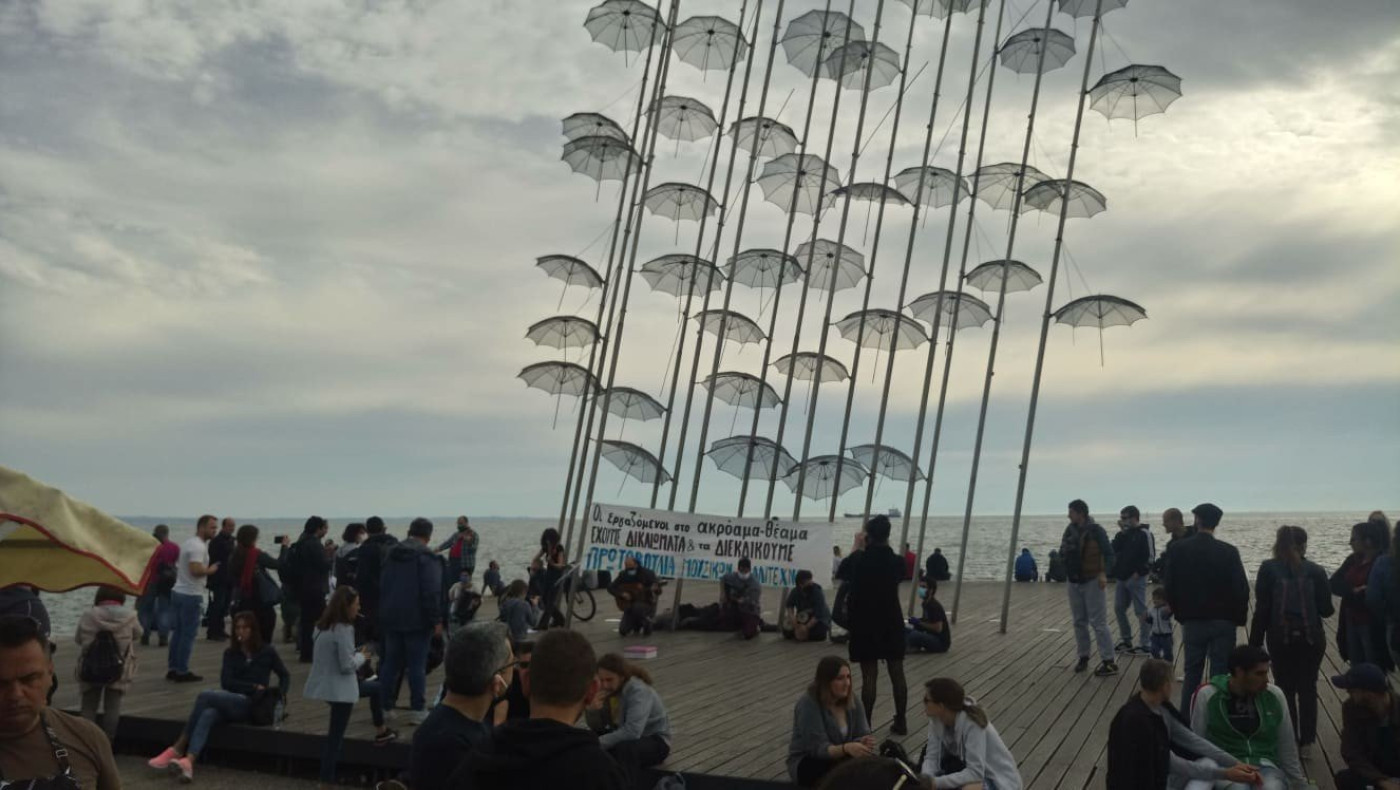 Η ιδιαίτερη διαμαρτυρία των καλλιτεχνών στις Ομπρελίτσες!