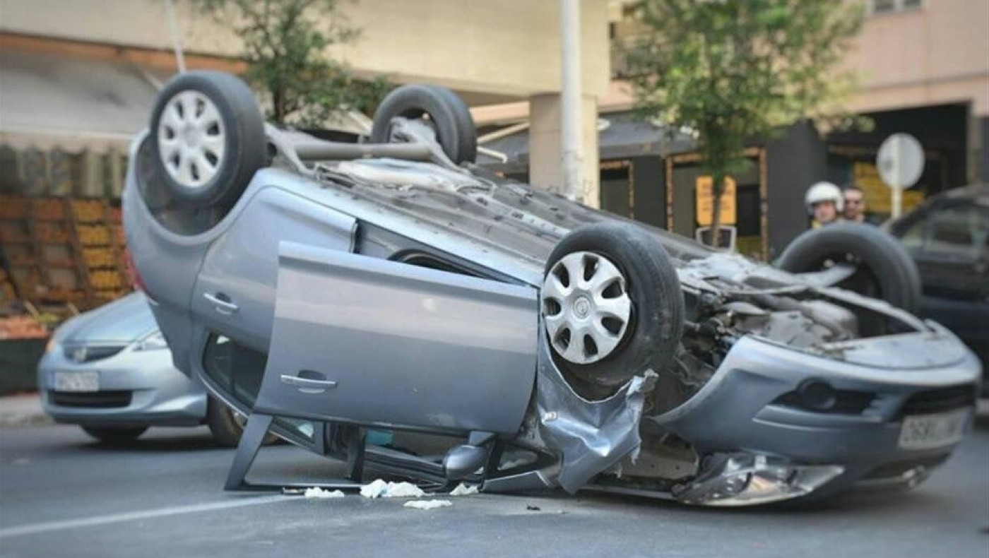 Γλίτωσαν από θαύμα, έπεσαν πάνω σε κολώνα!