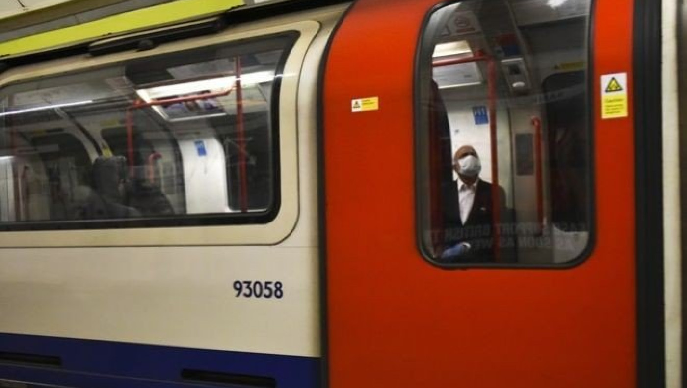 Πολίτης με κορωνοϊό έφτυσε υπάλληλο σιδηροδρομικού σταθμού που μολύνθηκε και πέθανε