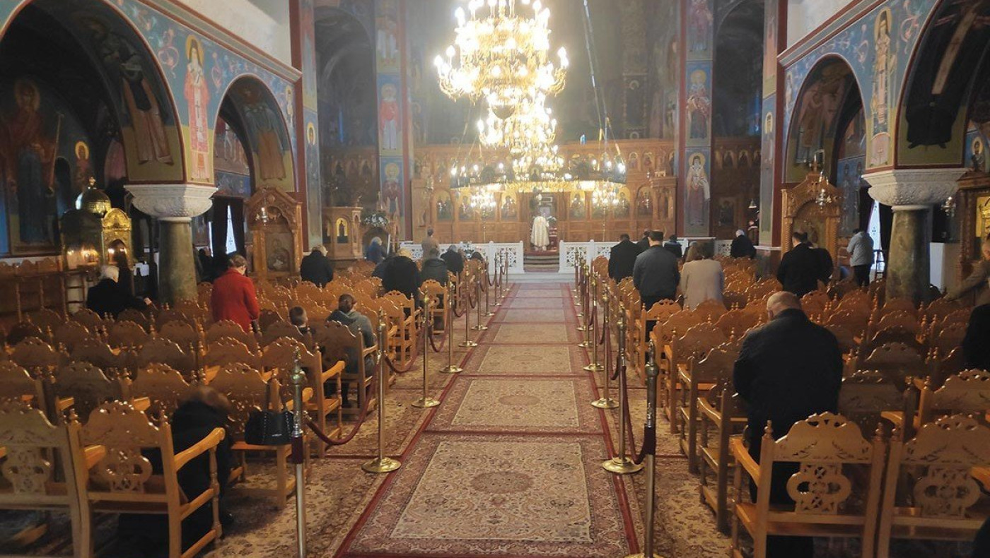 Άνοιξαν οι εκκλησίες με αποστάσεις και αντισηπτικά