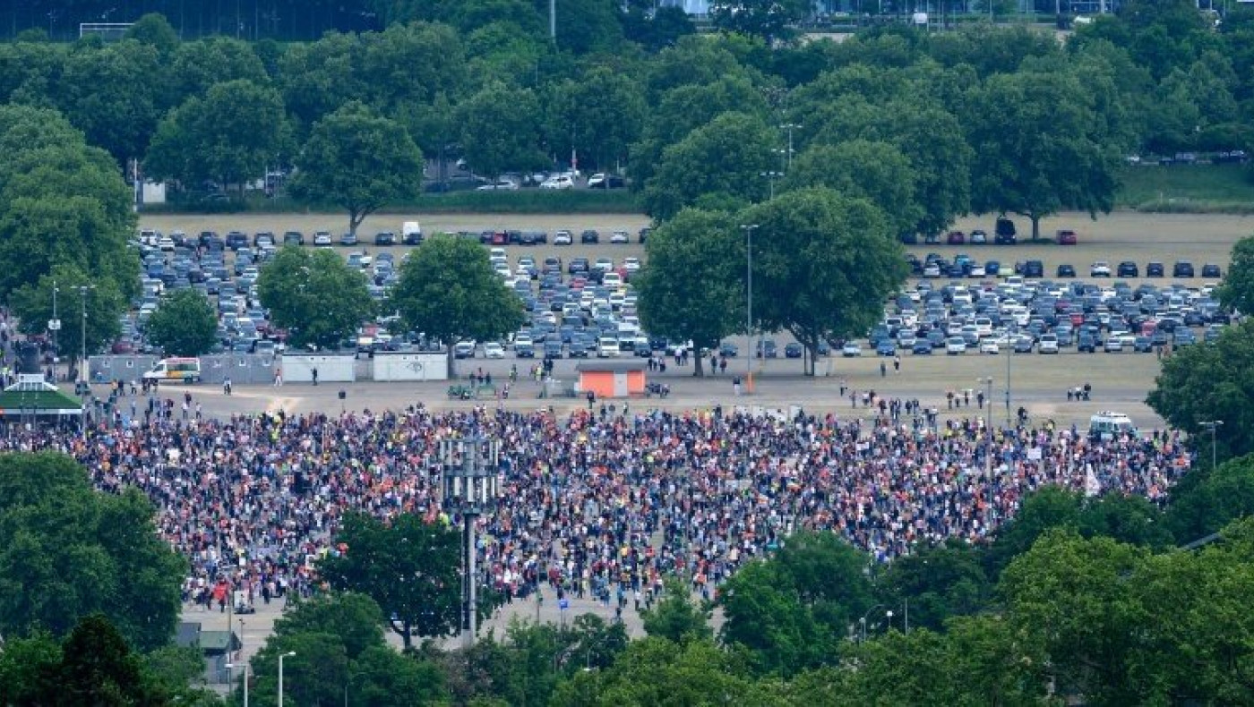 Μαζικές διαδηλώσεις στη Γερμανία κατά των μέτρων για τον κορωνοϊό