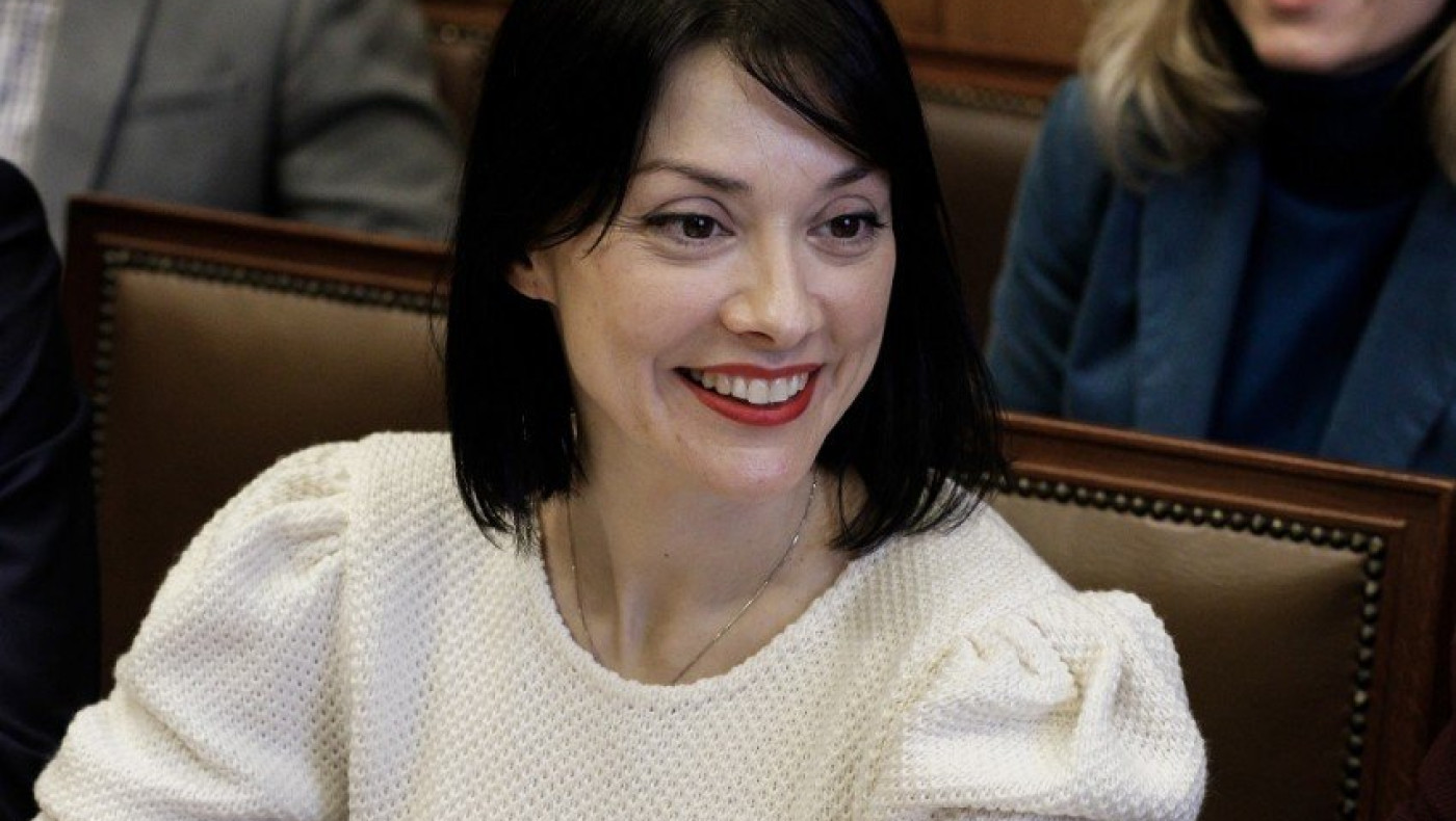 Γιαννακοπούλου: «Κάρφωσε» Κατσαφάδο για ειρωνικό χαμόγελο σε ερώτηση για τα Τέμπη (vid)