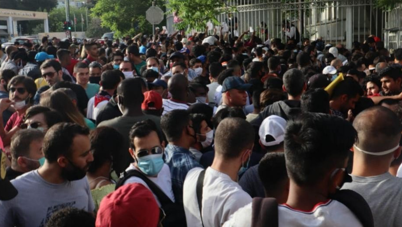 Eικόνες συνωστισμού και χάους έξω από την υπηρεσία Ασύλου