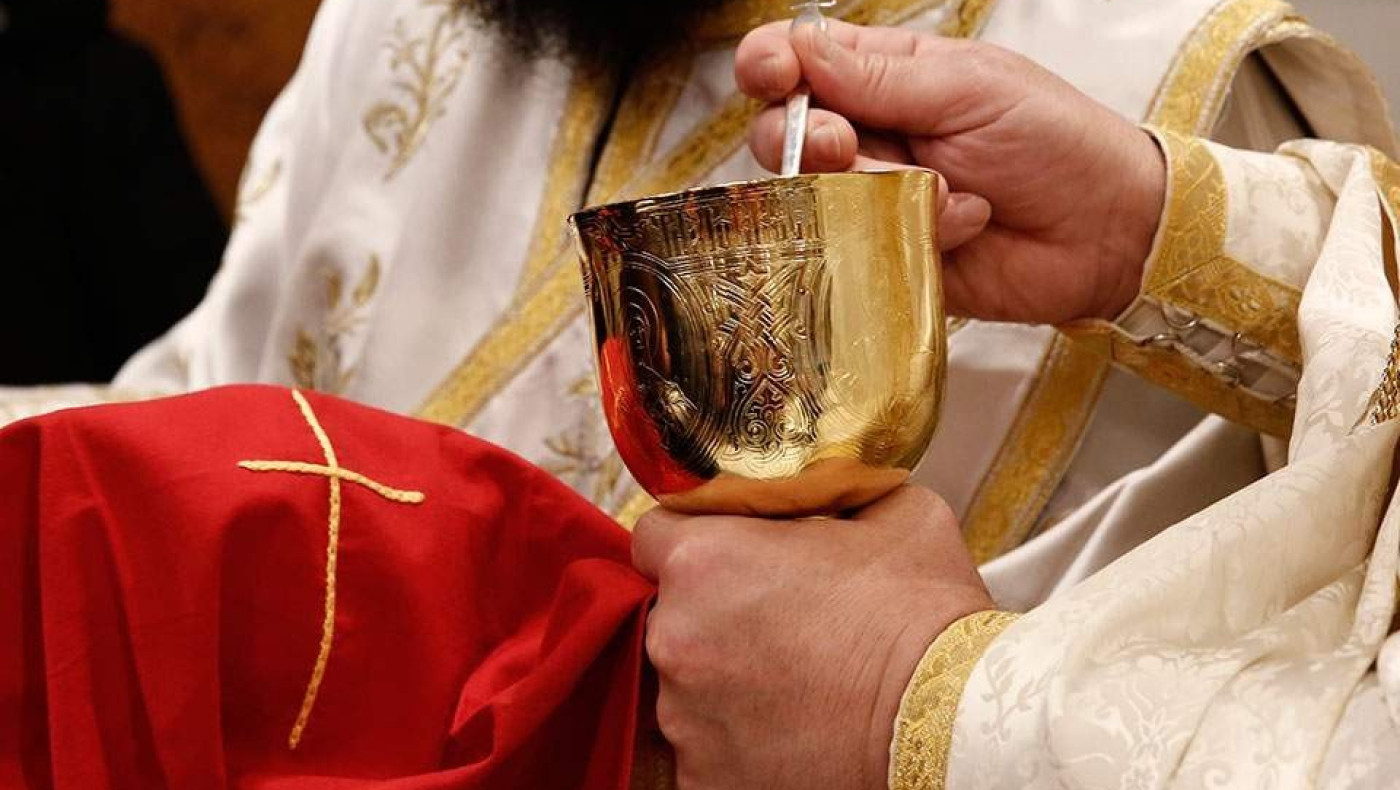 Σάλος με ιερέα που κάνει λόγο για μετάδοση ασθενειών από τη Θεία Κοινωνία