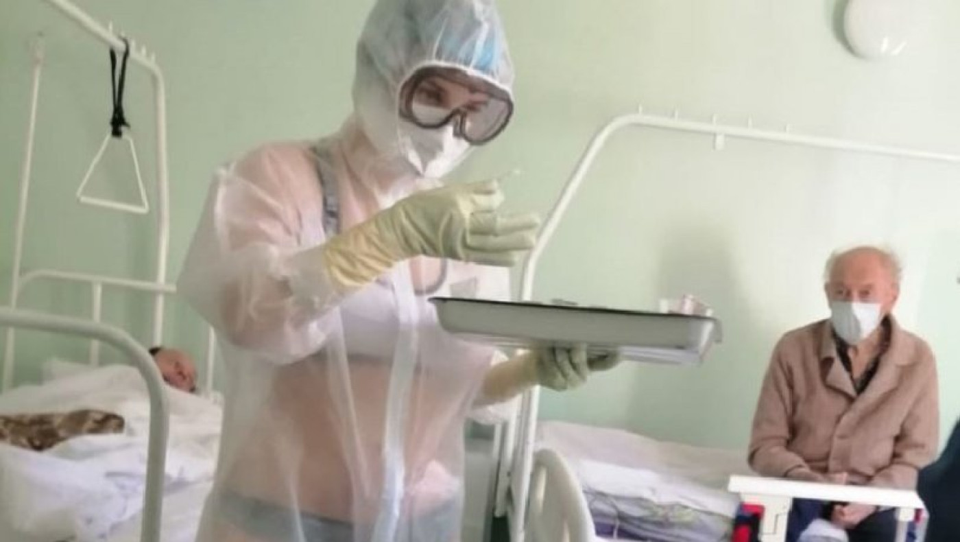 Νοσηλεύτρια προκάλεσε χαμό στους ασθενείς με τη διάφανη στολή της!