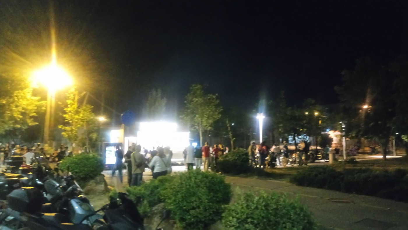 Ουρές για ένα κοκτέιλ ή ένα σάντουιτς στη Νέα Παραλία κοντά στο Μέγαρο!