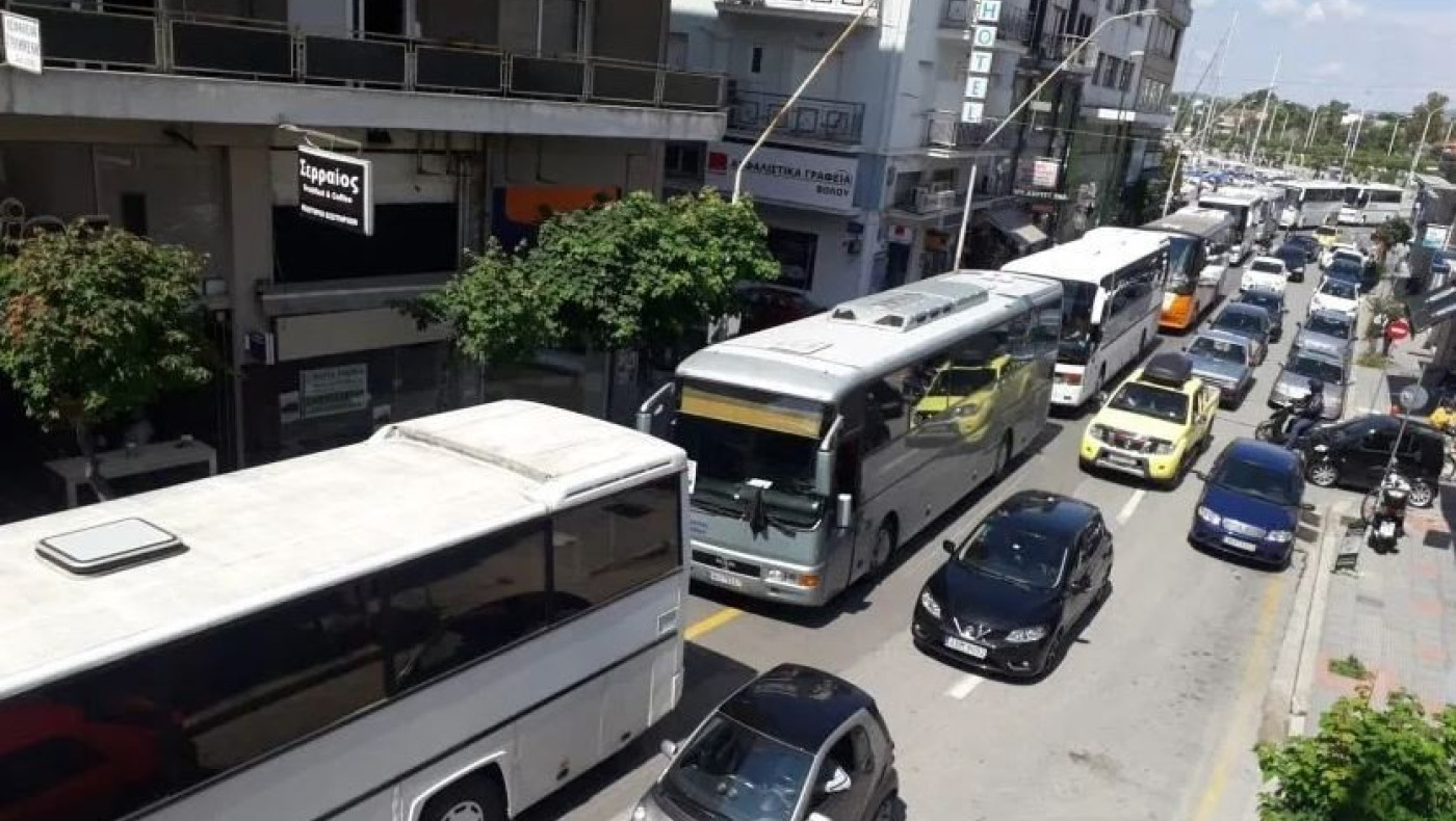 Εντυπωσιακό κονβόι διαμαρτυρίας με τουριστικά λεωφορεία στον Βόλο