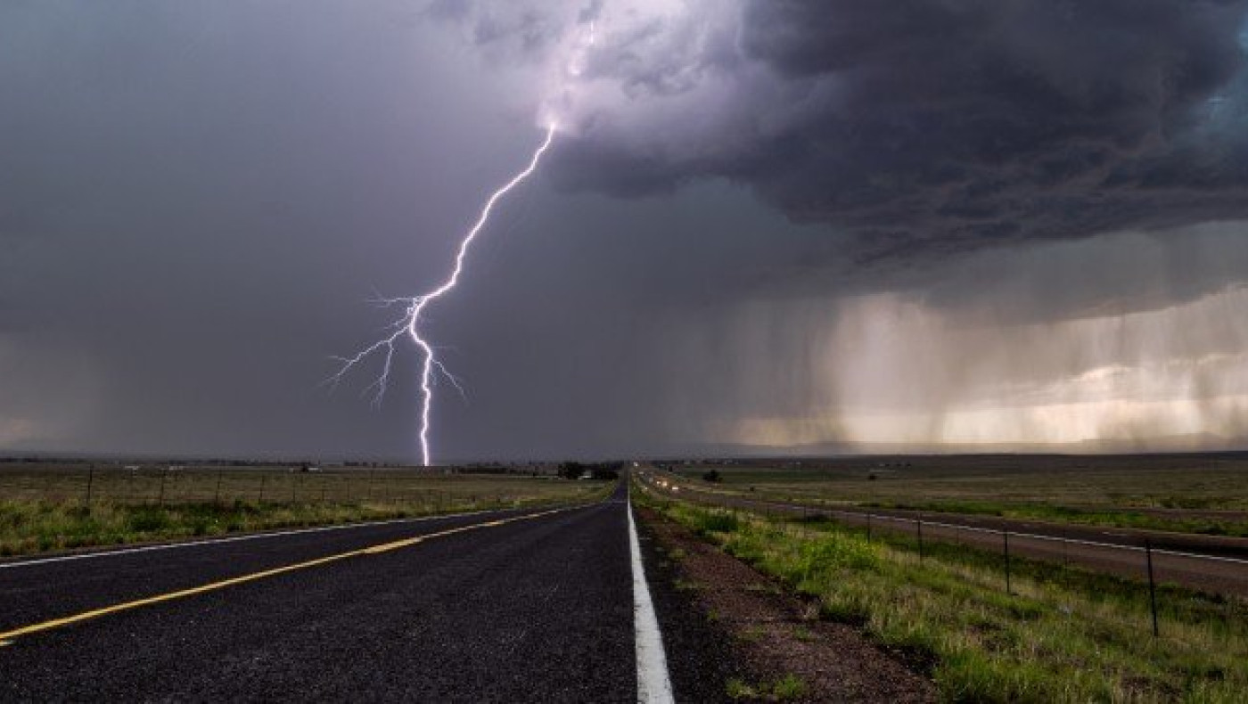 Κακοκαιρία: Νεκρή γυναίκα από κεραυνό στη Σκόπελο