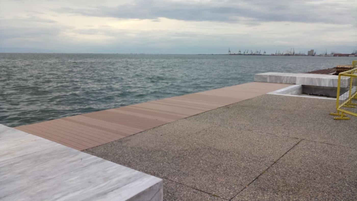 Αντικατάσταση του ξύλινου δαπέδου στη Νέα Παραλία