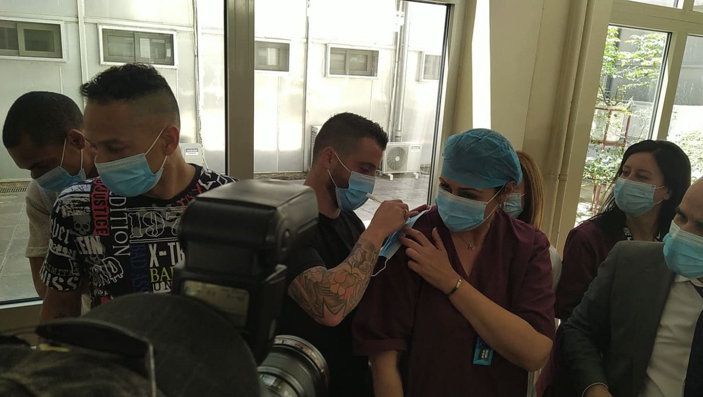 ΑΠΙΣΤΕΥΤΟ: Ο Βιεϊρίνια υπέγραψε αυτόγραφο σε μάσκα νοσηλεύτριας!