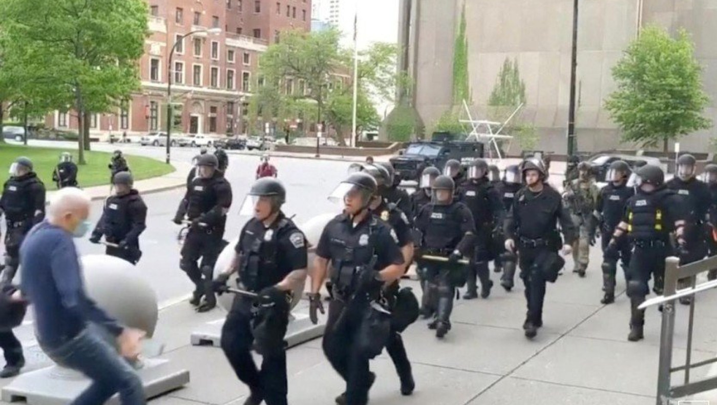 ΗΠΑ: Αστυνομικοί ρίχνουν ηλικιωμένο στο έδαφος και τον αφήνουν αιμόφυρτο