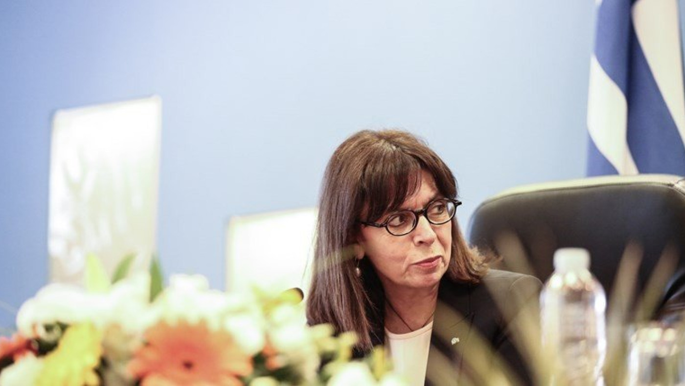 Σακελλαροπούλου για τους νεκρούς της πανδημίας : «Ο απολογισμός μας μουδιάζει»