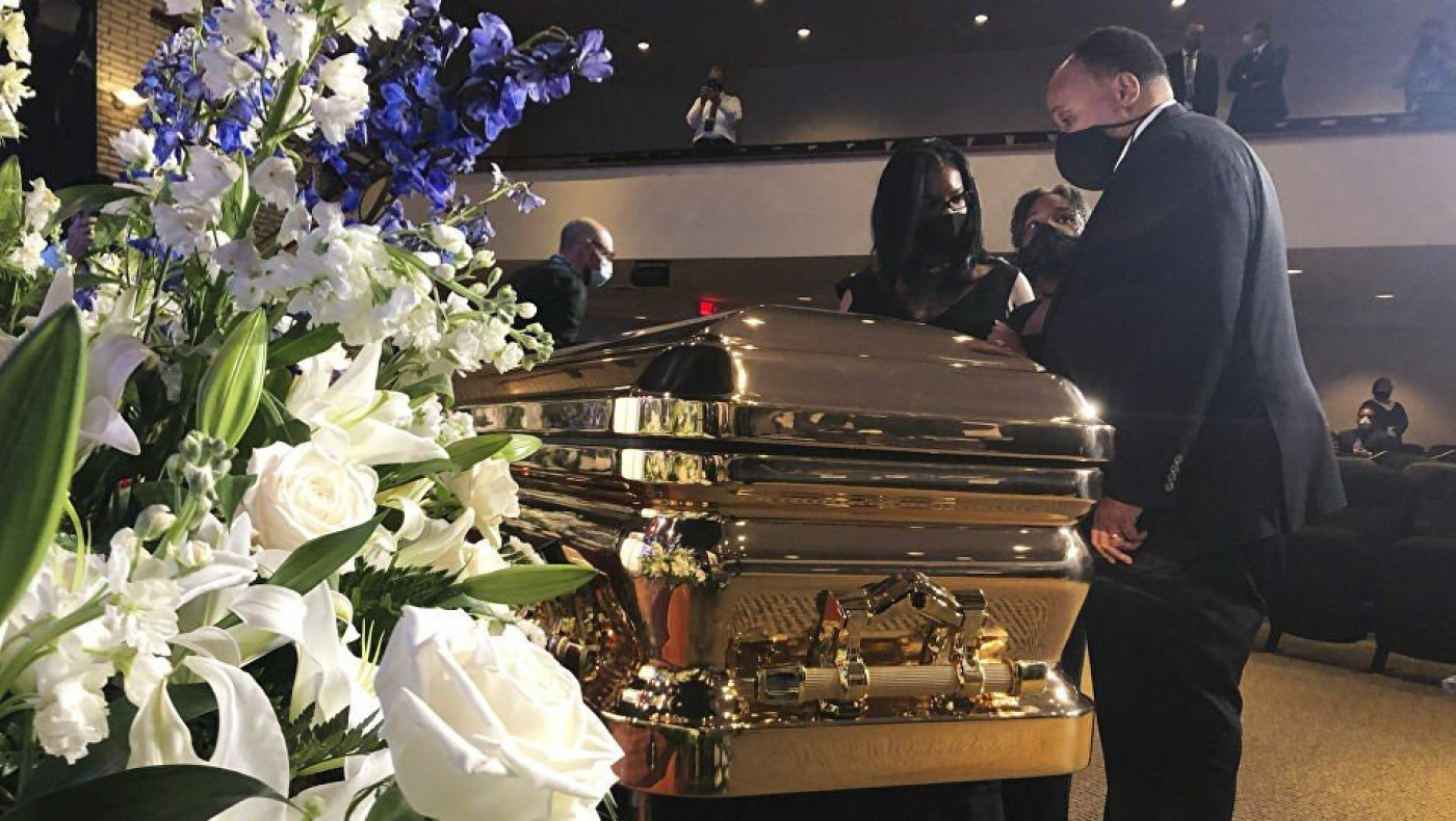 Ράγισαν καρδιές για τον Φλόιντ: «Βγάλτε το γόνατο από το λαιμό μας»