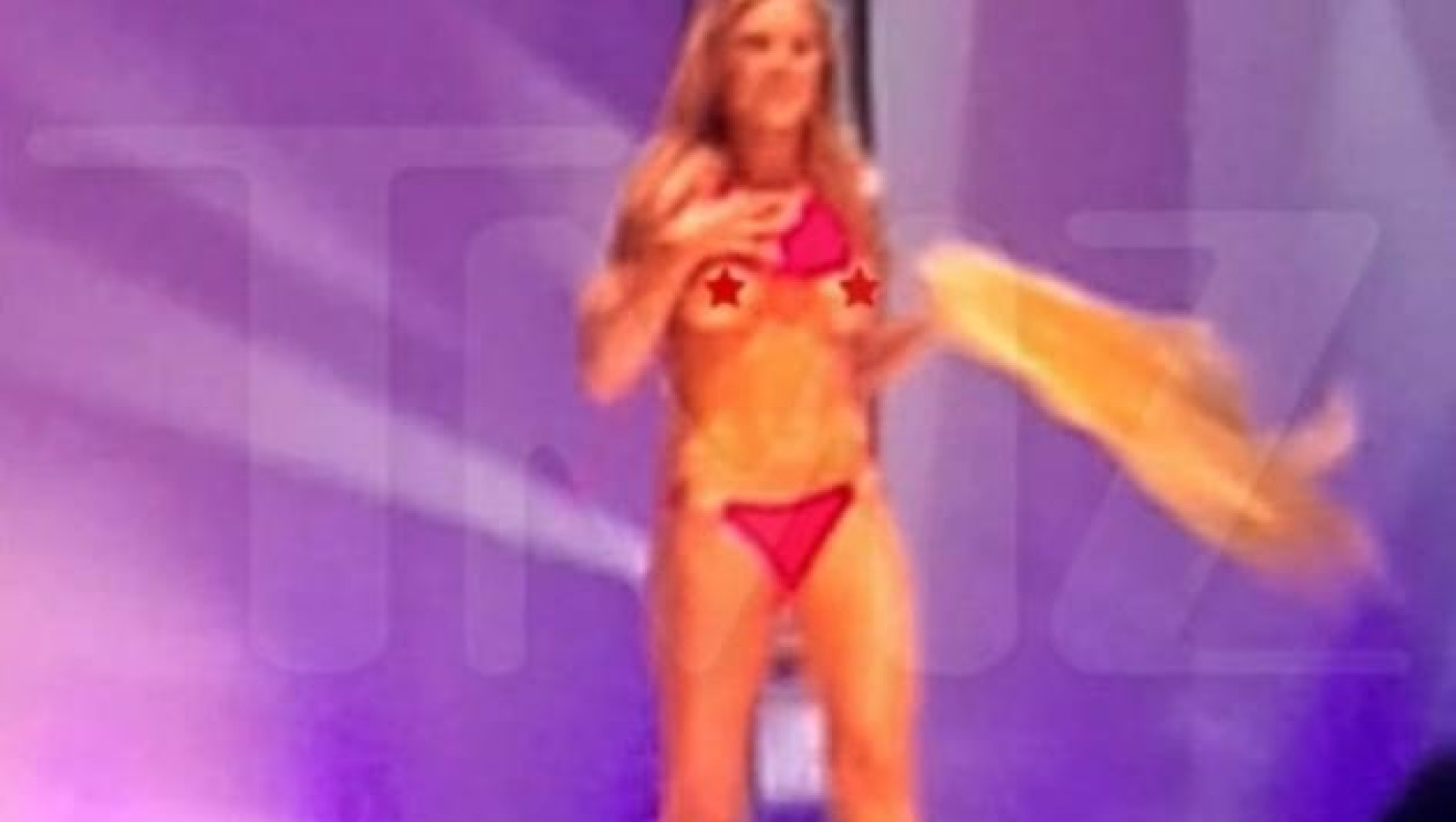 Την ώρα της πασαρέλας, της έφυγε το σουτιέν! (video)