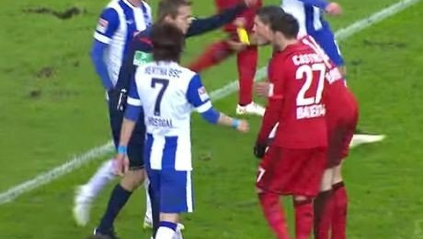 Έδειξε κίτρινη με την... τρίτη! (video)