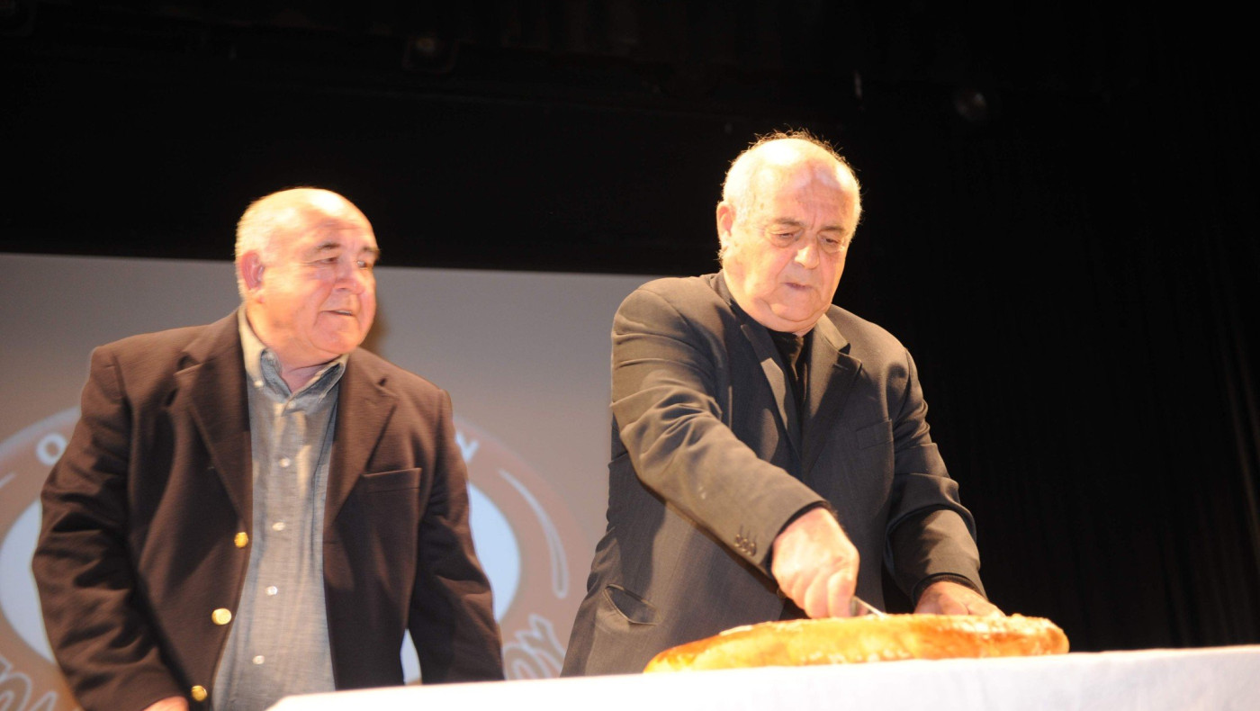 Ζεστή κοκκινόμαυρη βραδιά