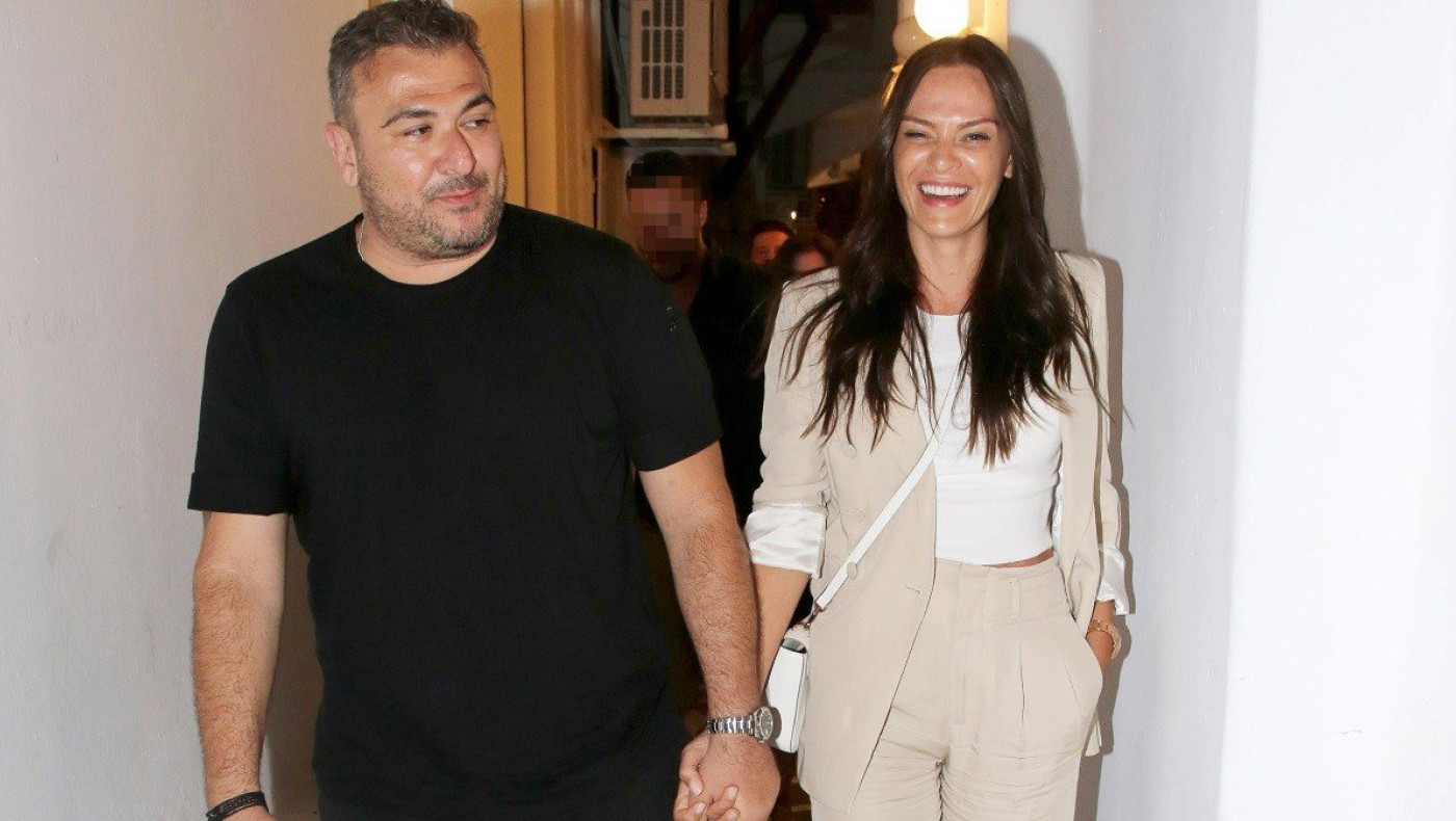 Μια αγκαλιά: Αντώνης Ρέμος και Υβόννη Μπόσνιακ με την κόρη τους στην πιο τρυφερή φωτό