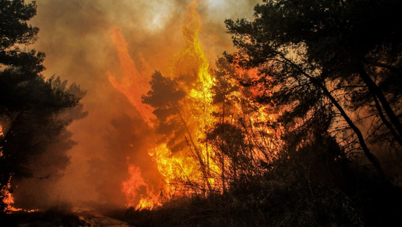 Χαλκιδική: Μάχη των πυροσβεστικών δυνάμεων με τη φωτιά στη Νικήτη