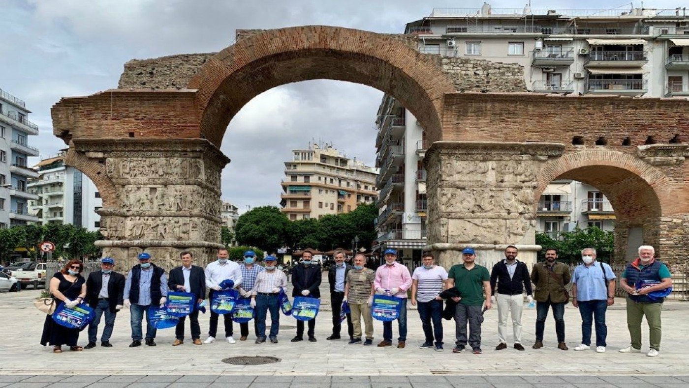 Παλαίμαχοι ποδοσφαιριστές καθάρισαν την πλατεία Ναυαρίνου