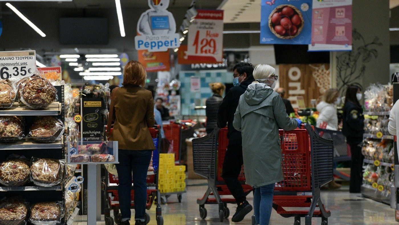 Όταν σε κερνάνε μια τυρόπιτα τη μέρα (ή αλλιώς όταν πανηγυρίζεις για την αύξηση του κατώτατου μισθού)