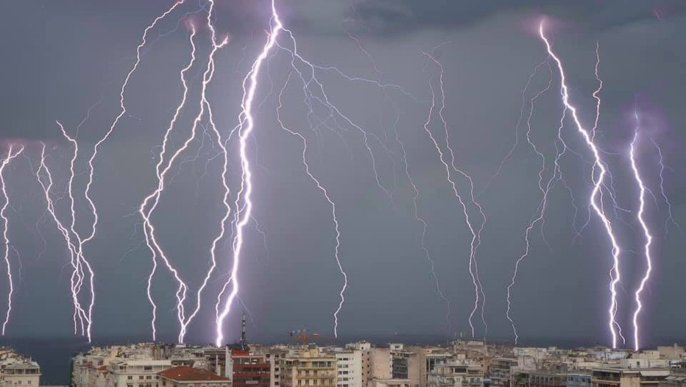 Θεσσαλονίκη: Το εντυπωσιακό στιγμιότυπο με τους κεραυνούς