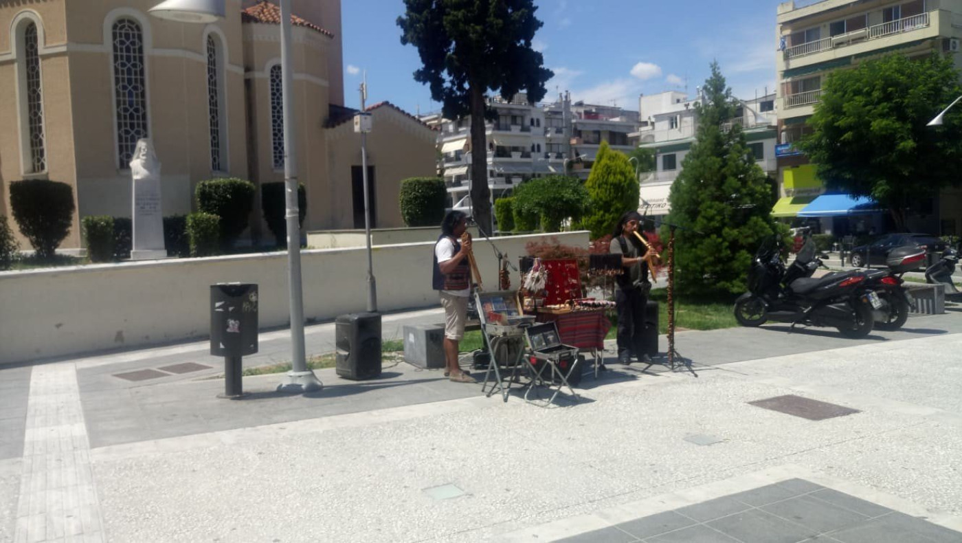 Η μπάντα από το Περού που κλέβει την παράσταση στον πεζόδρομο της Καλαμαριάς