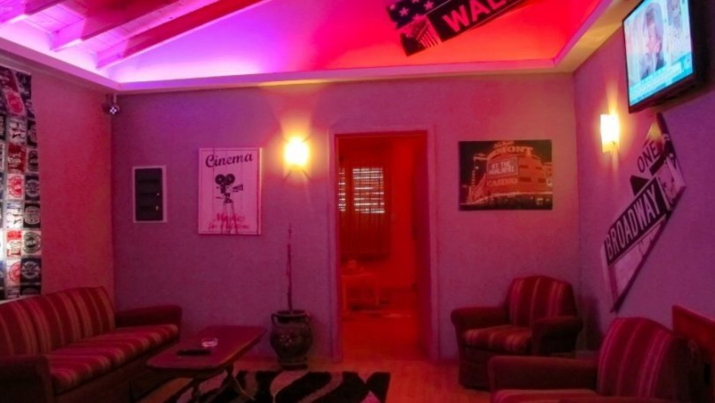 Κοσμοσυρροή στους οίκους ανοχής: «Λες και δεν έχουν δει γυναίκες κάνουν»