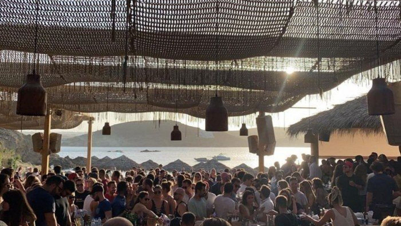 Μύκονος: Ανοιξε εκ νέου το μπιτς μπαρ που είχε κλείσει για συνωστισμό