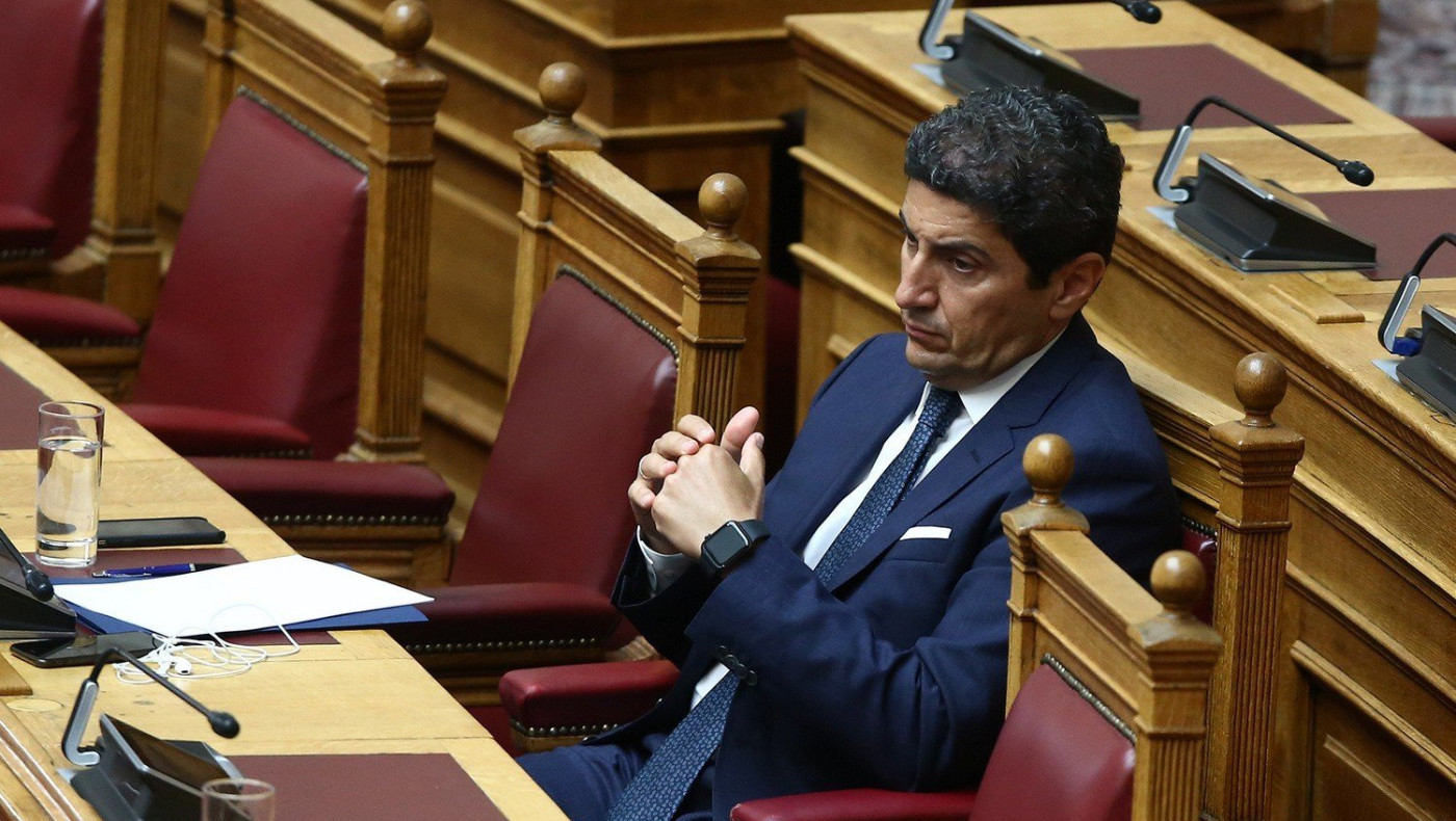 Χαμός στη Βουλή και επιθέσεις σε Αυγενάκη!