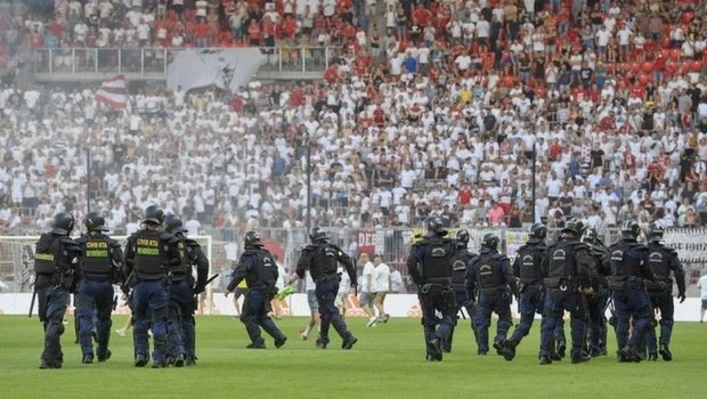 Σκηνές ροκ: Έπεσε η Ντέμπρετσεν, ντου και προπηλακισμός των οπαδών στους παίκτες