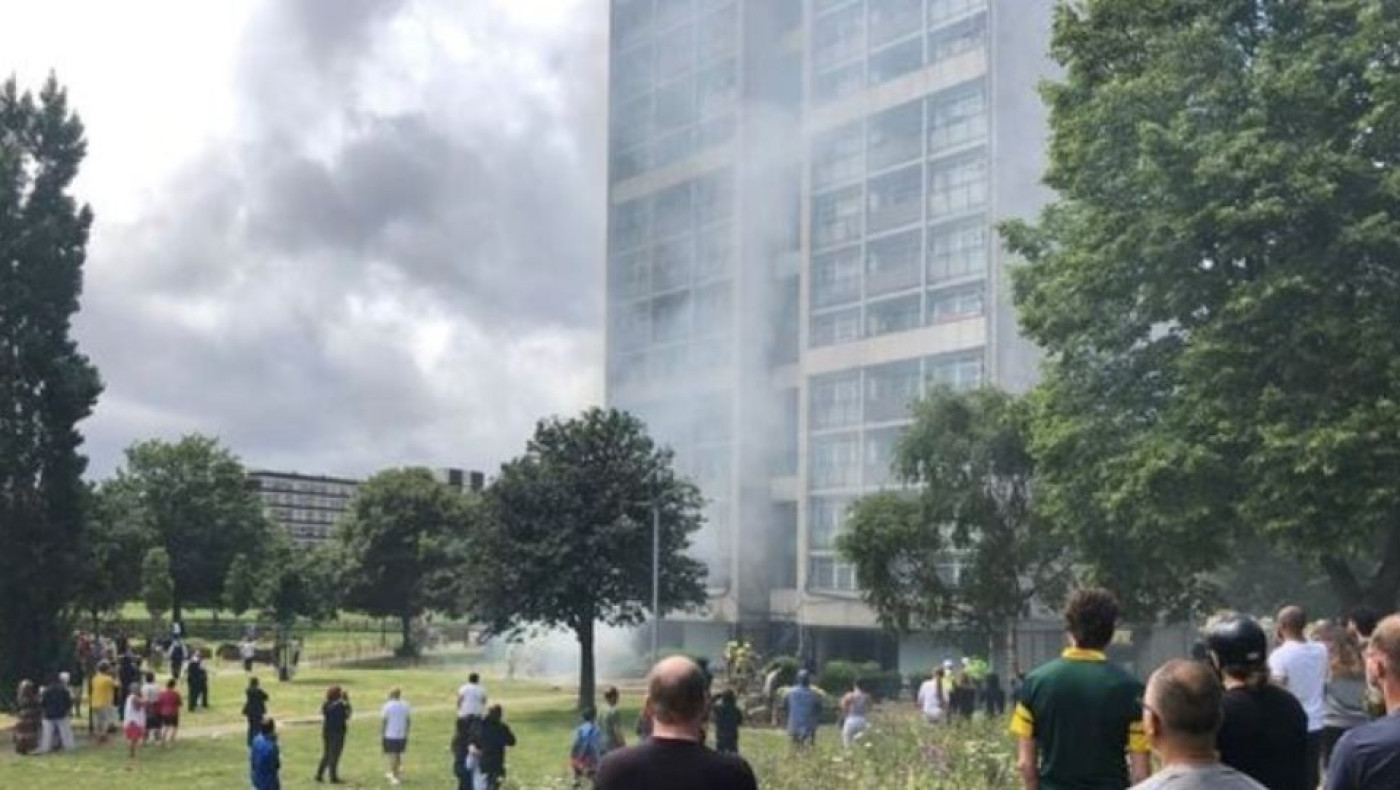 Μεγάλη φωτιά σε συγκρότημα πολυκατοικιών στο Λονδίνο