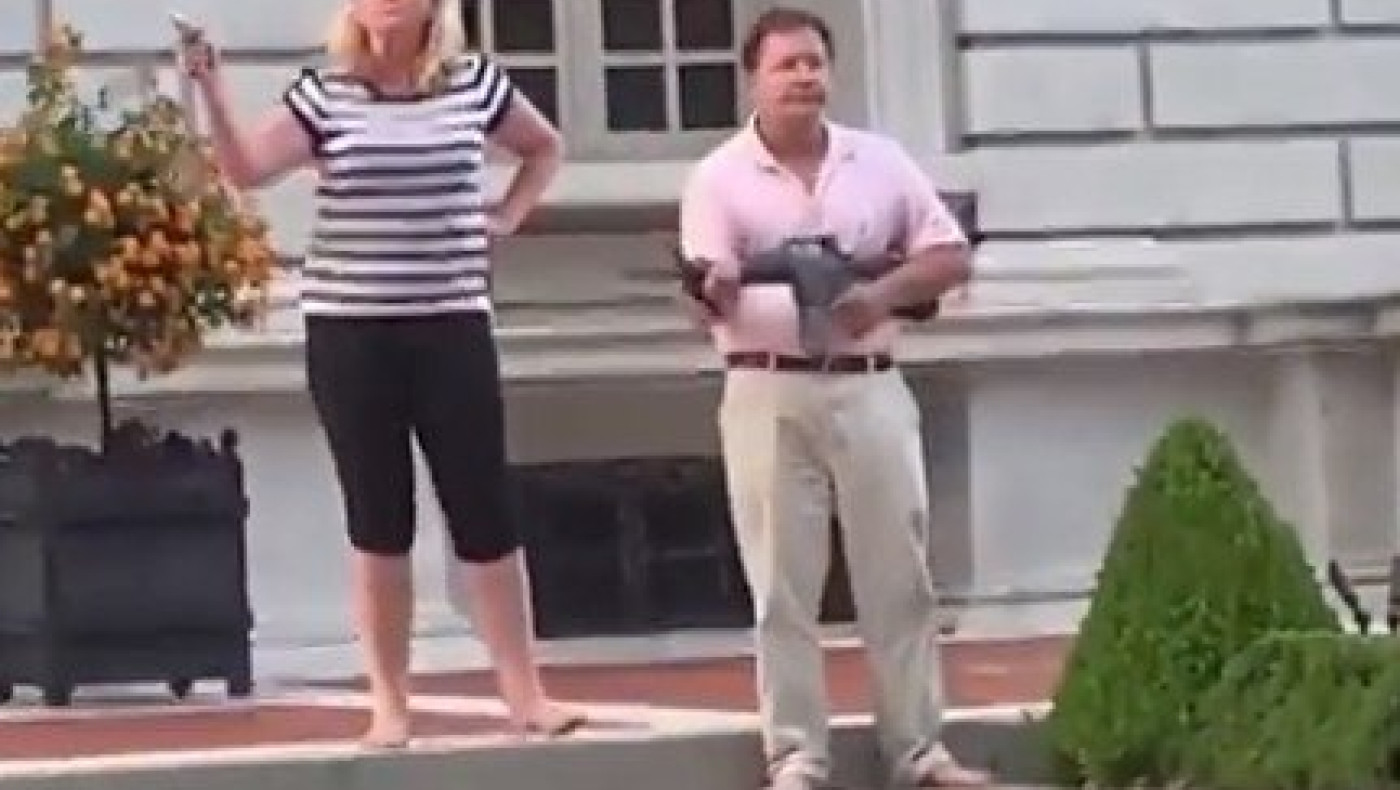 Απίστευτο: Ζευγάρι με όπλα απέναντι στους διαδηλωτές!