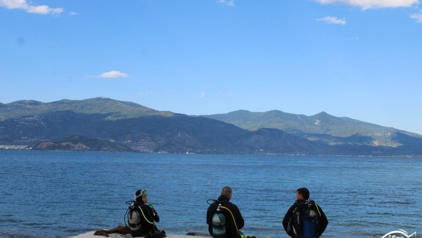 Δύτες θα καθαρίσουν σήμερα (10/7) τον βυθό στην Αρετσού