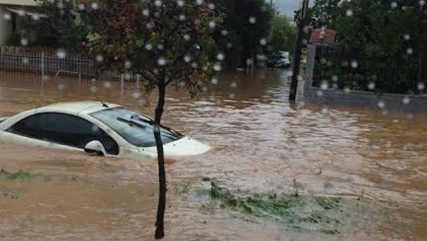 Θεσσαλονίκη: Τέσσερα άτομα εγκλωβίστηκαν στο αυτοκίνητο