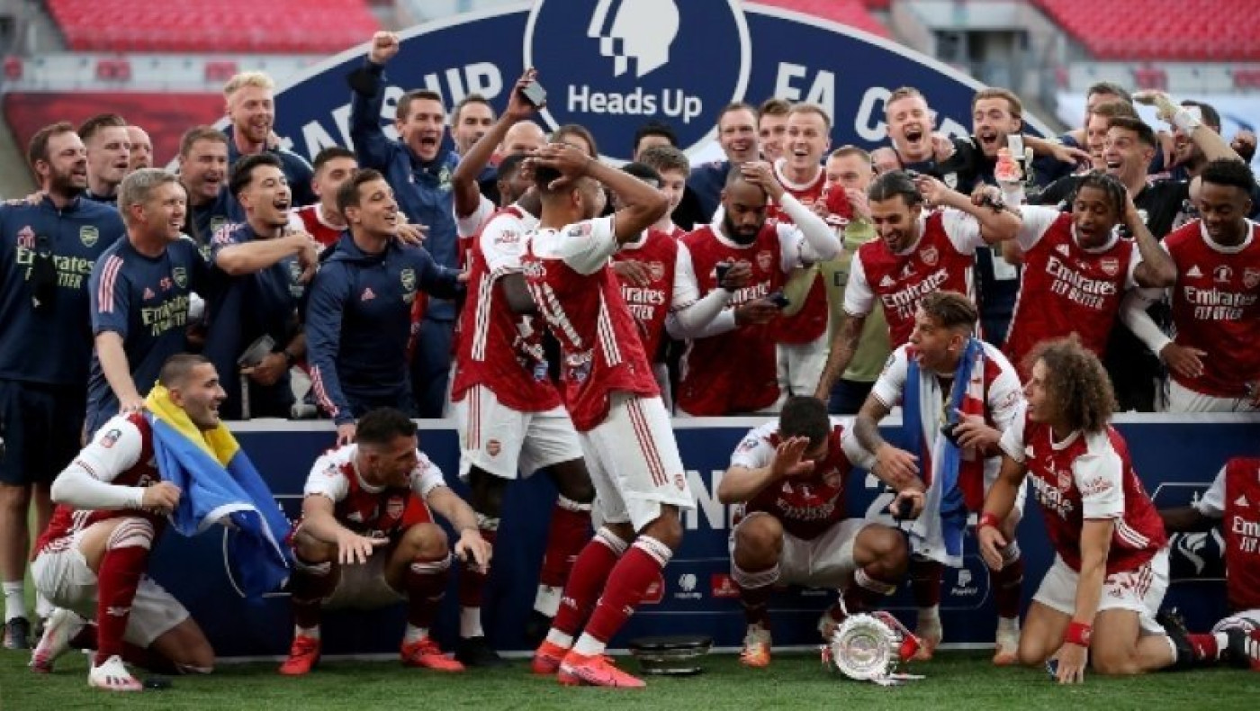 Έπεσε η κούπα από τον Ομπαμεγιάνγκ, γέλασαν μέχρι δακρύων οι συμπαίκτες του