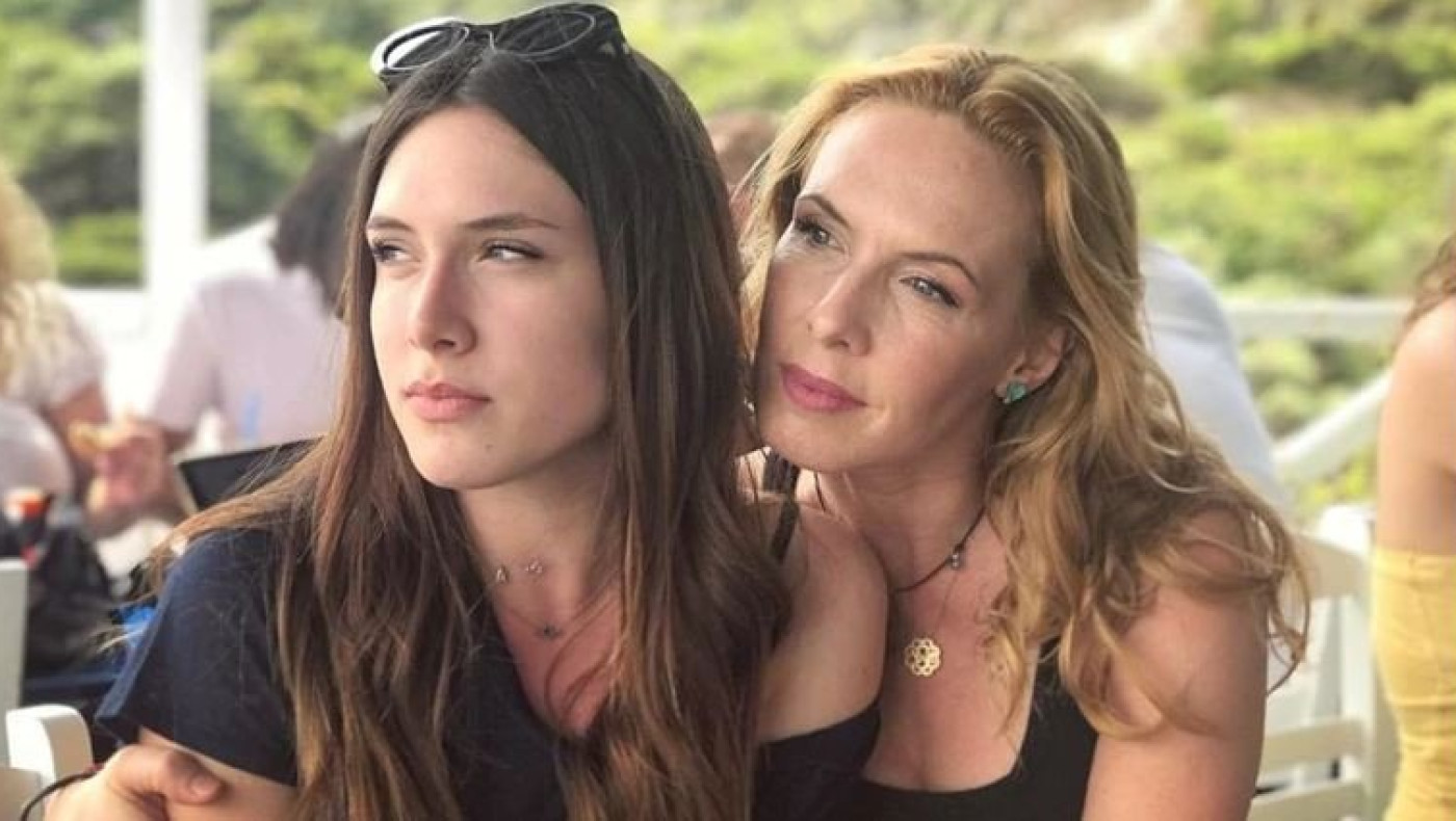 Η Εβελίνα Παπούλια και η κούκλα κόρη της ξαναφέρνουν τον καύσωνα