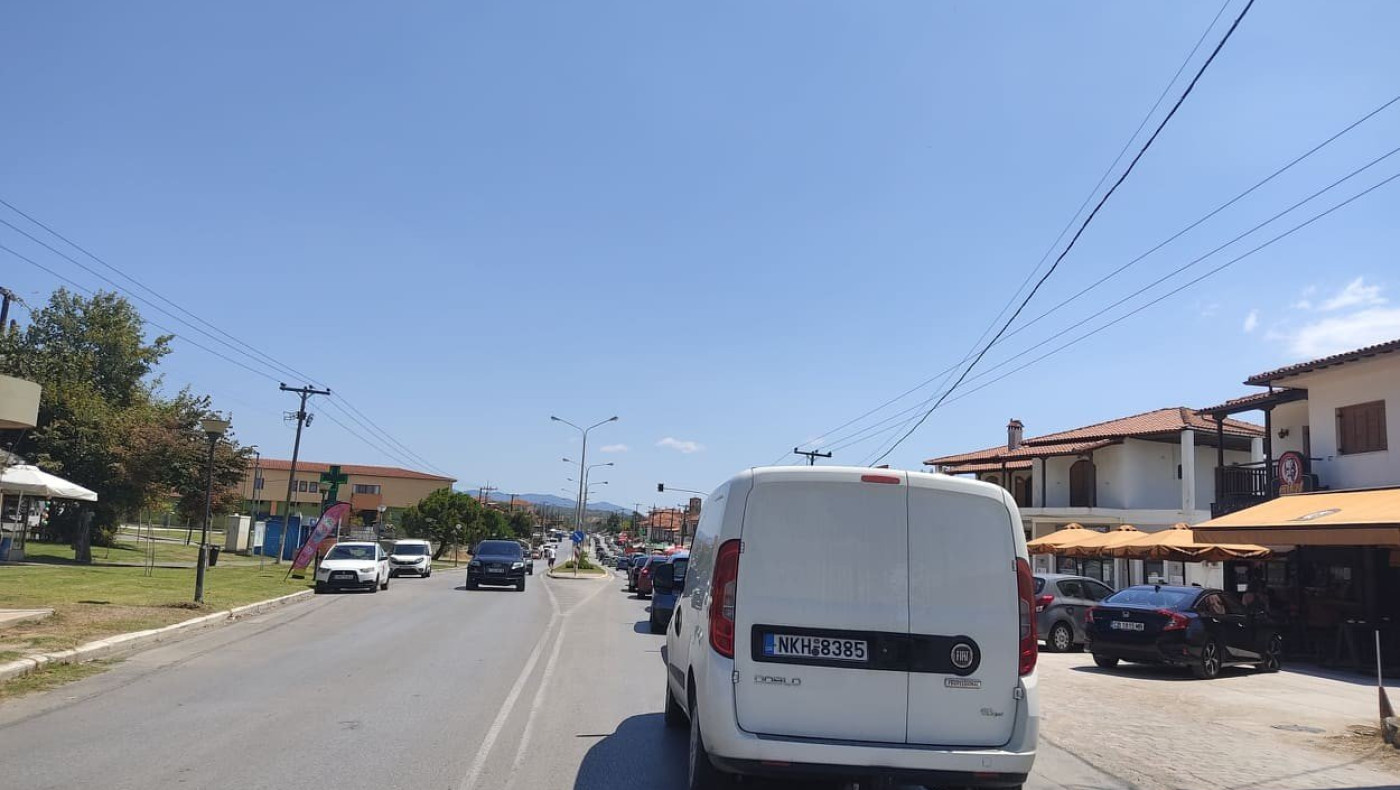 Χαλκιδική: «Λίμνη» ο δρόμος στην είσοδο προς Καλλιθέα!