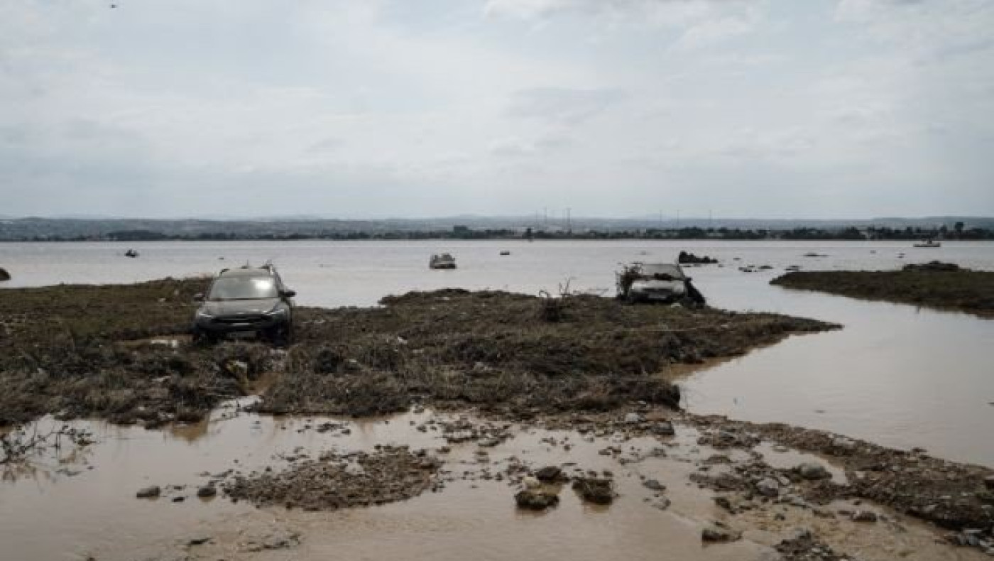 Χάος στην Εύβοια: Οι κάτοικοι προσπαθούν να σώσουν ό,τι μπορούν