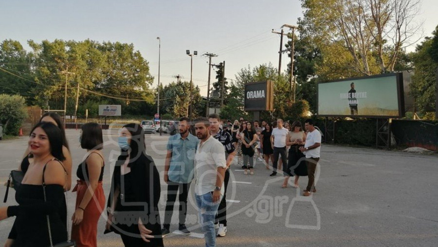 Ουρές ακόμη και το απόγευμα για τον Νίκο Βέρτη! (vid)