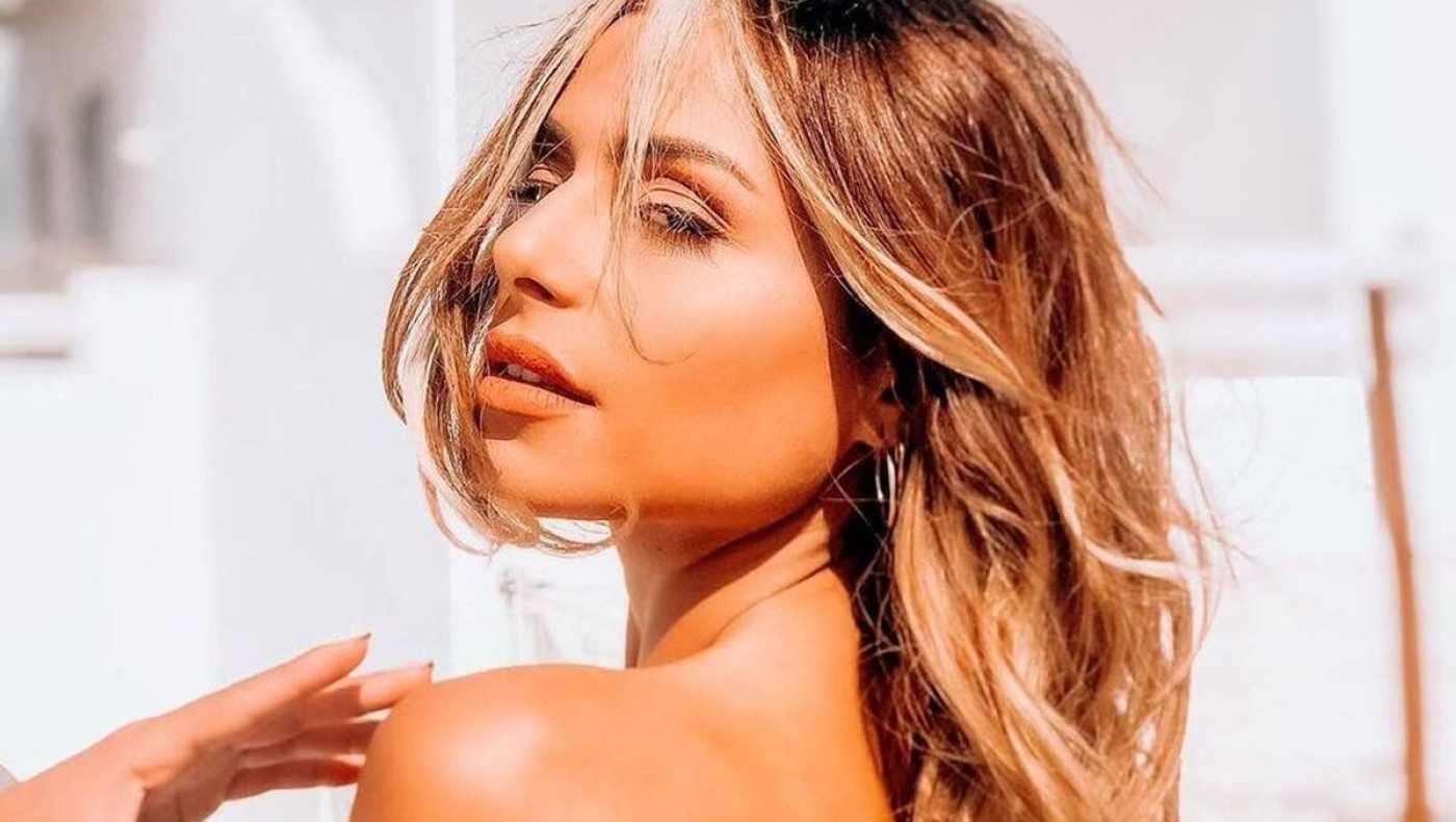 Η Ελευθερία Ελευθερίου προκαλεί ξανά με topless φωτογράφιση σε παραλία!